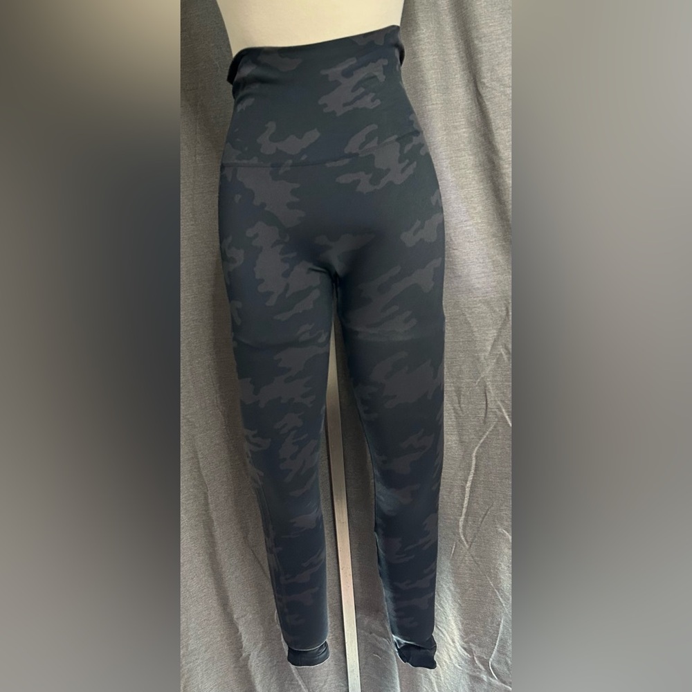 Spanx Look At Me Now Leggings Medium Black Camo Smoothing Seamless Shaping [🟢-7]
